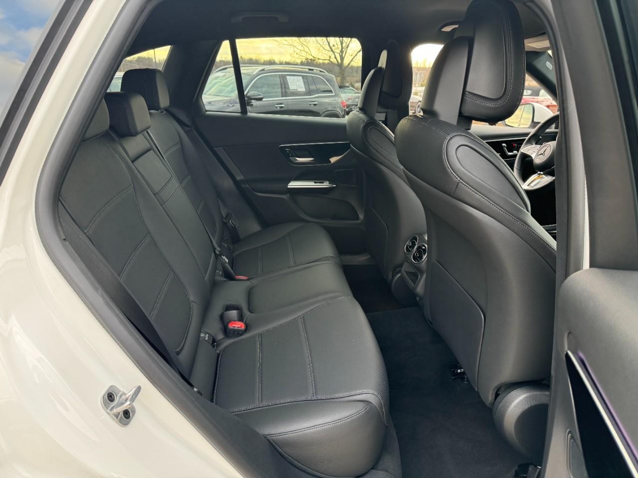 Mercedes-Benz GLC Vehicle Full-screen Gallery Image 10