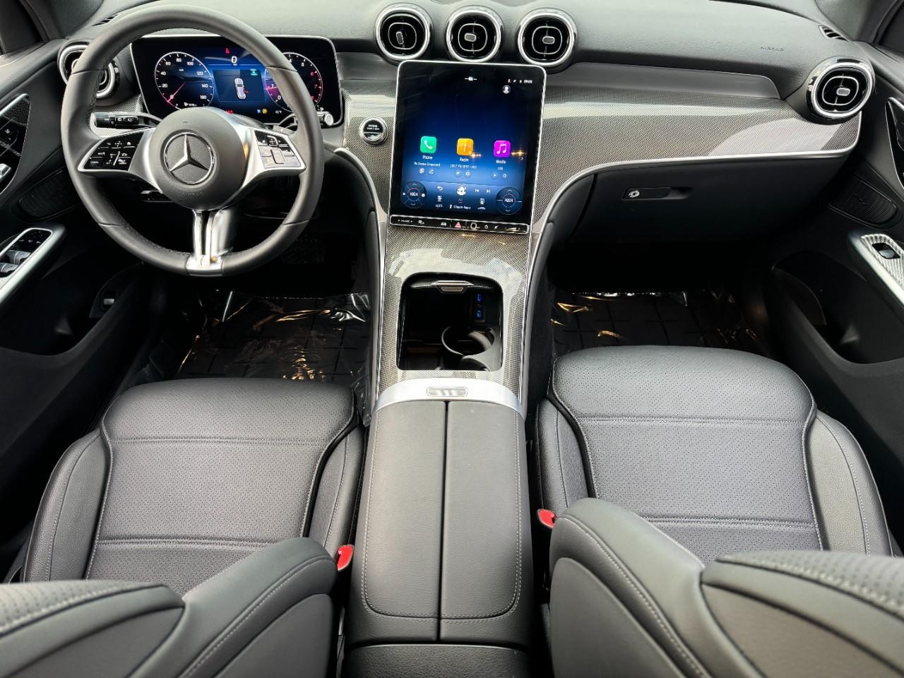 Mercedes-Benz GLC Vehicle Full-screen Gallery Image 11