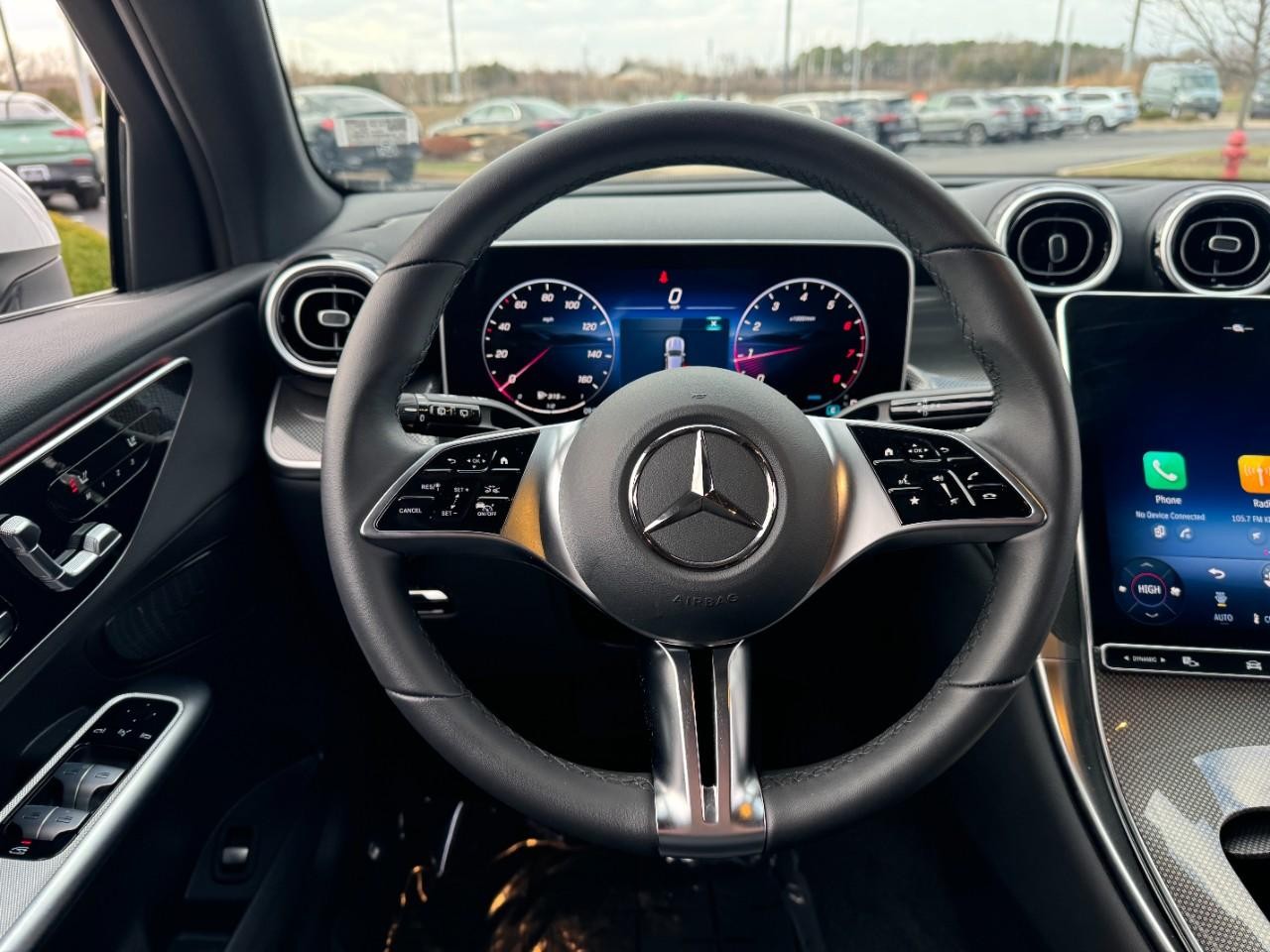 Mercedes-Benz GLC Vehicle Full-screen Gallery Image 12