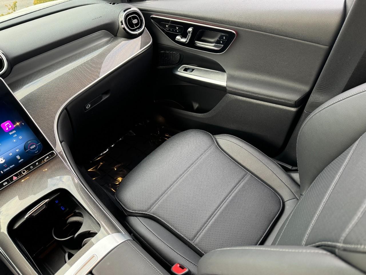 Mercedes-Benz GLC Vehicle Full-screen Gallery Image 14