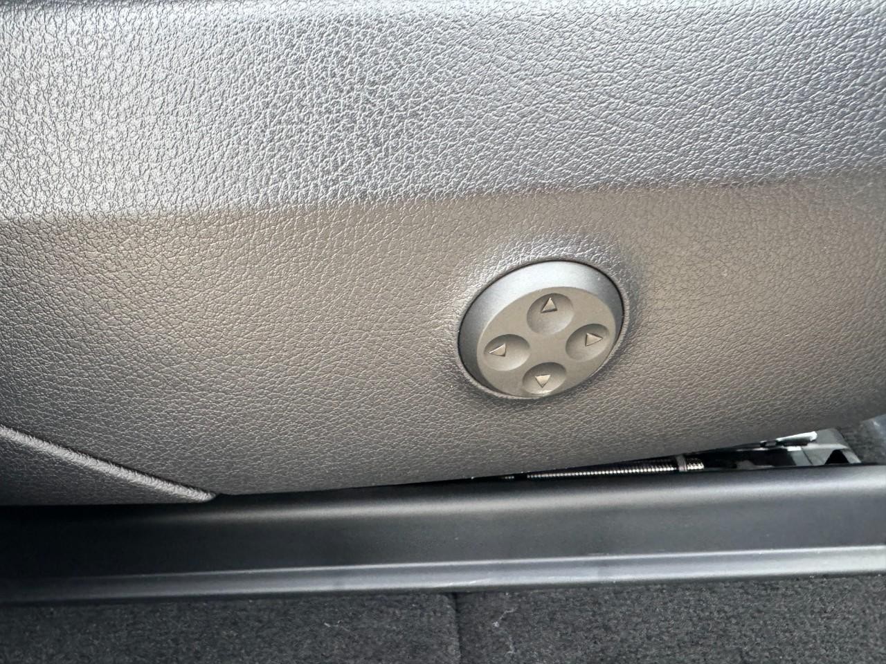 Mercedes-Benz GLC Vehicle Full-screen Gallery Image 17