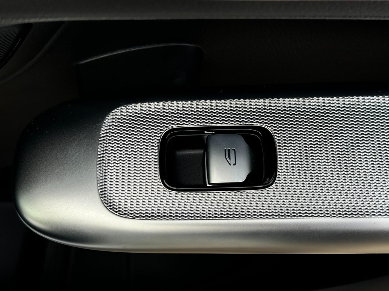 Mercedes-Benz GLC Vehicle Full-screen Gallery Image 20