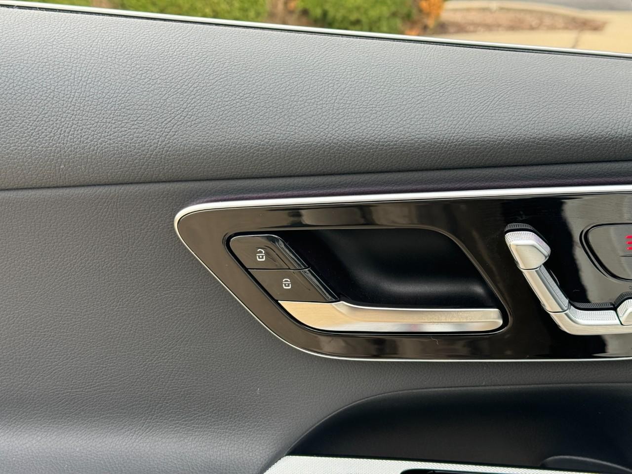 Mercedes-Benz GLC Vehicle Full-screen Gallery Image 22