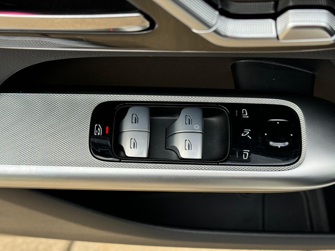 Mercedes-Benz GLC Vehicle Full-screen Gallery Image 23