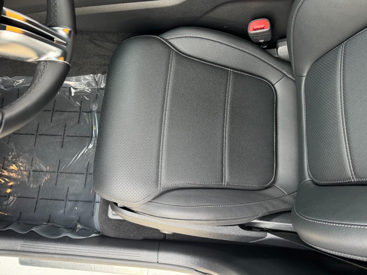 Mercedes-Benz GLC Vehicle Full-screen Gallery Image 25