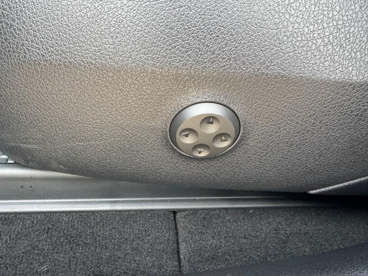 Mercedes-Benz GLC Vehicle Full-screen Gallery Image 26