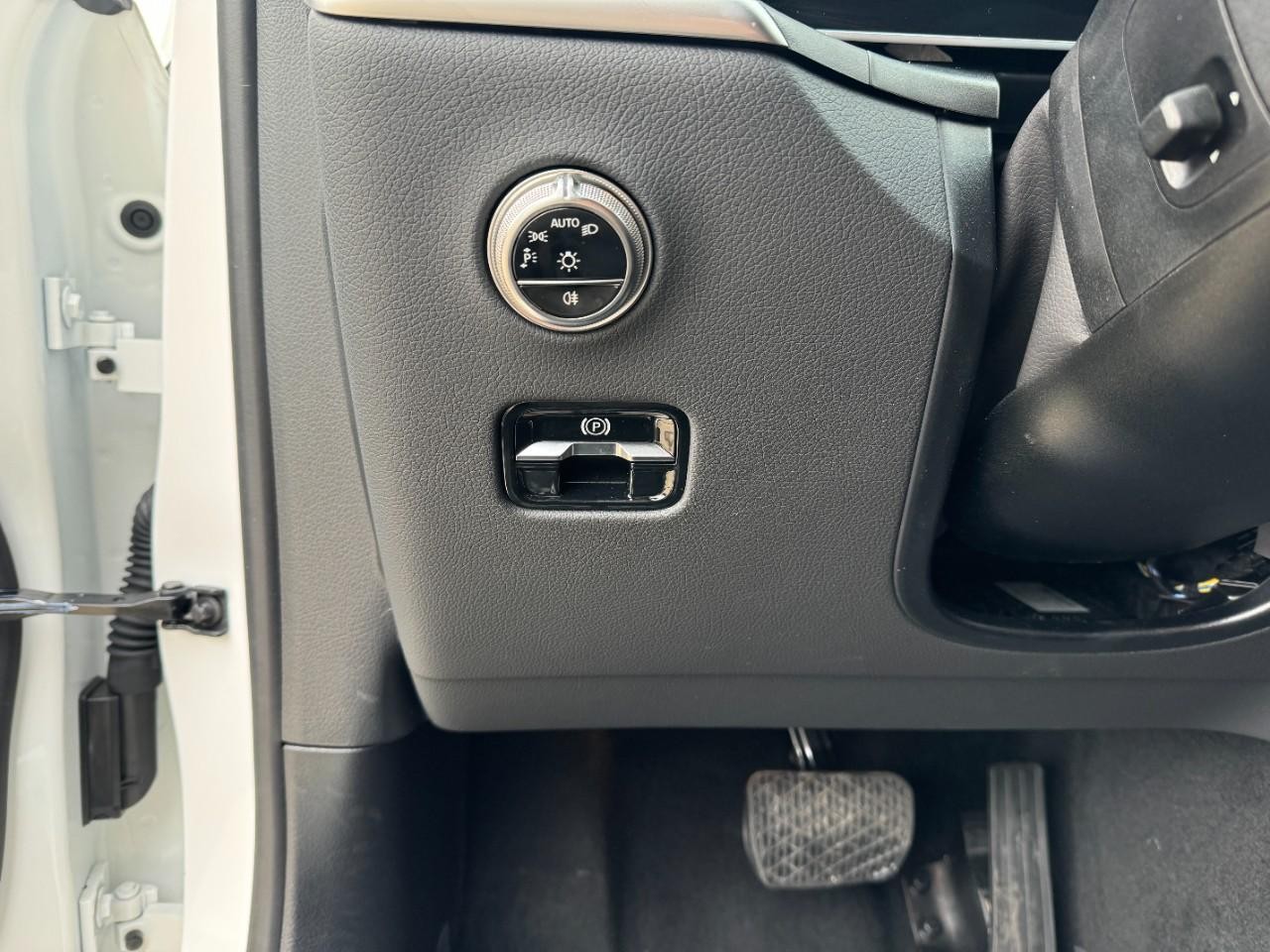 Mercedes-Benz GLC Vehicle Full-screen Gallery Image 27