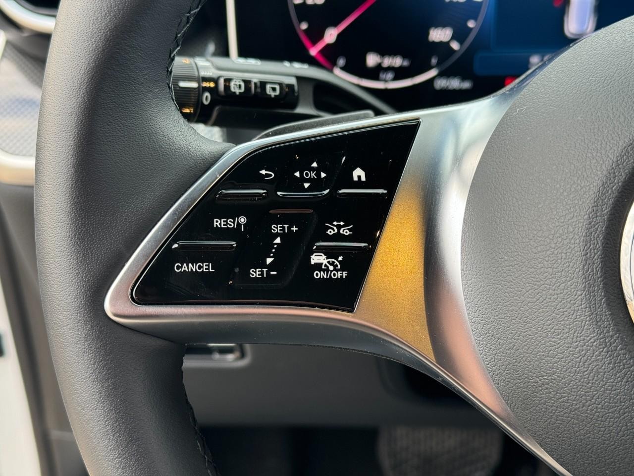 Mercedes-Benz GLC Vehicle Full-screen Gallery Image 28