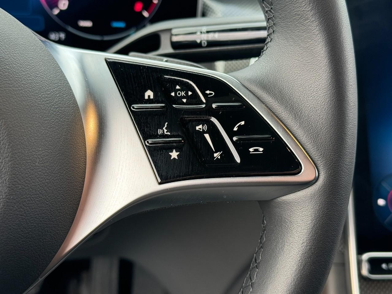 Mercedes-Benz GLC Vehicle Full-screen Gallery Image 29