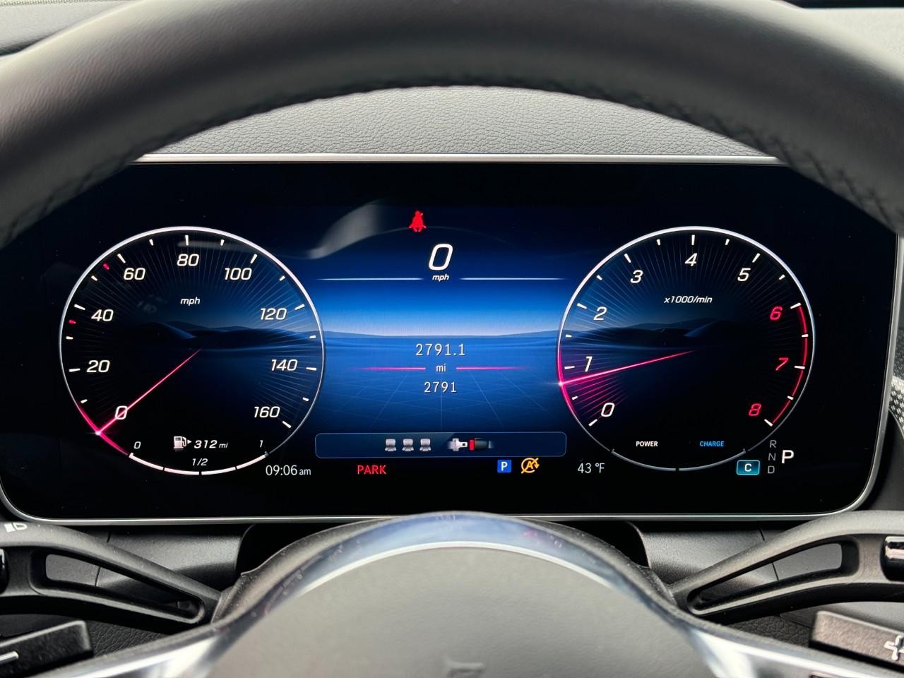 Mercedes-Benz GLC Vehicle Full-screen Gallery Image 30