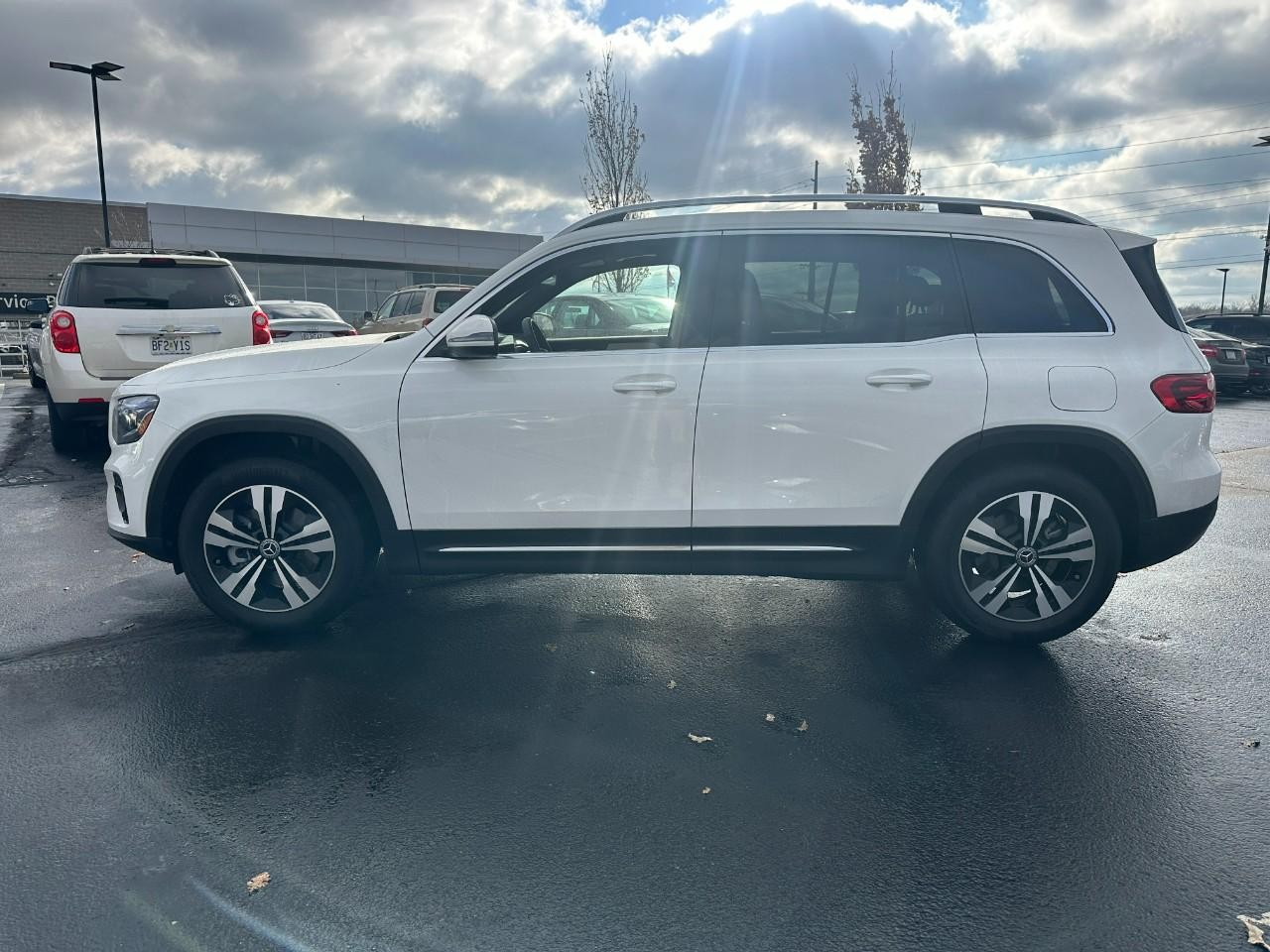 Mercedes-Benz GLB Vehicle Full-screen Gallery Image 2