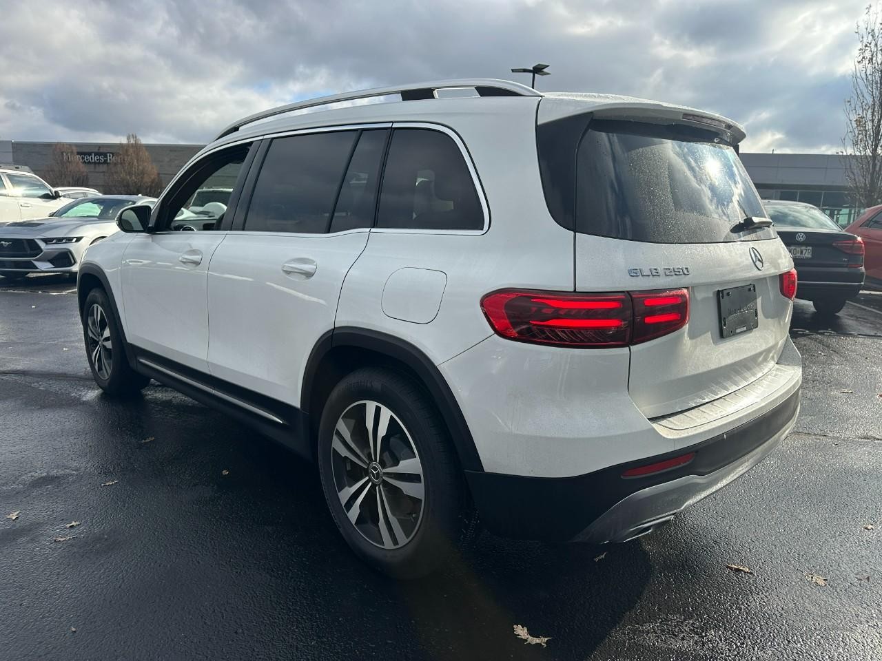 Mercedes-Benz GLB Vehicle Full-screen Gallery Image 3