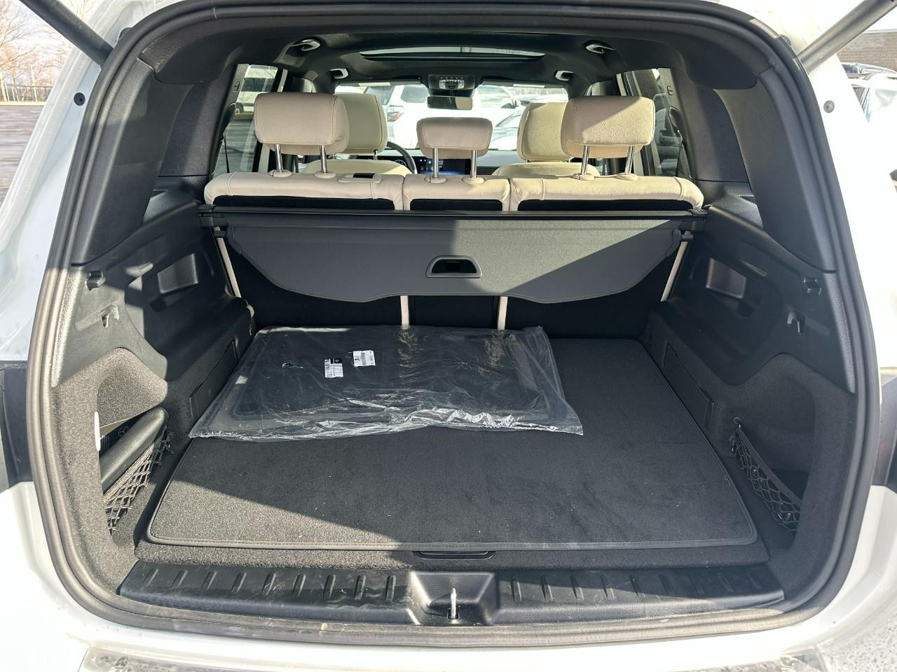 Mercedes-Benz GLB Vehicle Full-screen Gallery Image 5