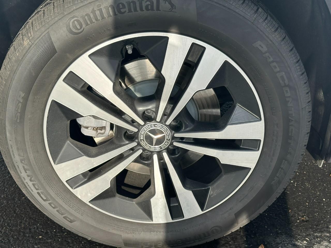 Mercedes-Benz GLB Vehicle Full-screen Gallery Image 6