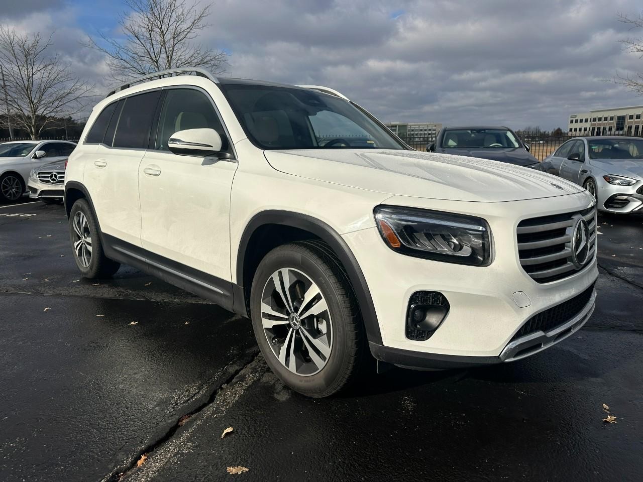 Mercedes-Benz GLB Vehicle Full-screen Gallery Image 8