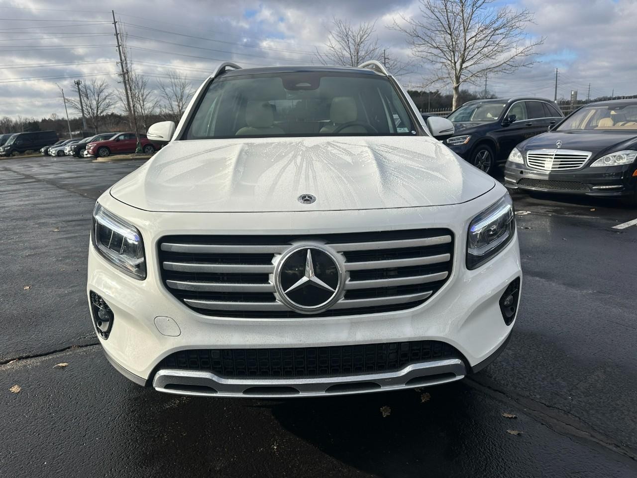 Mercedes-Benz GLB Vehicle Full-screen Gallery Image 9