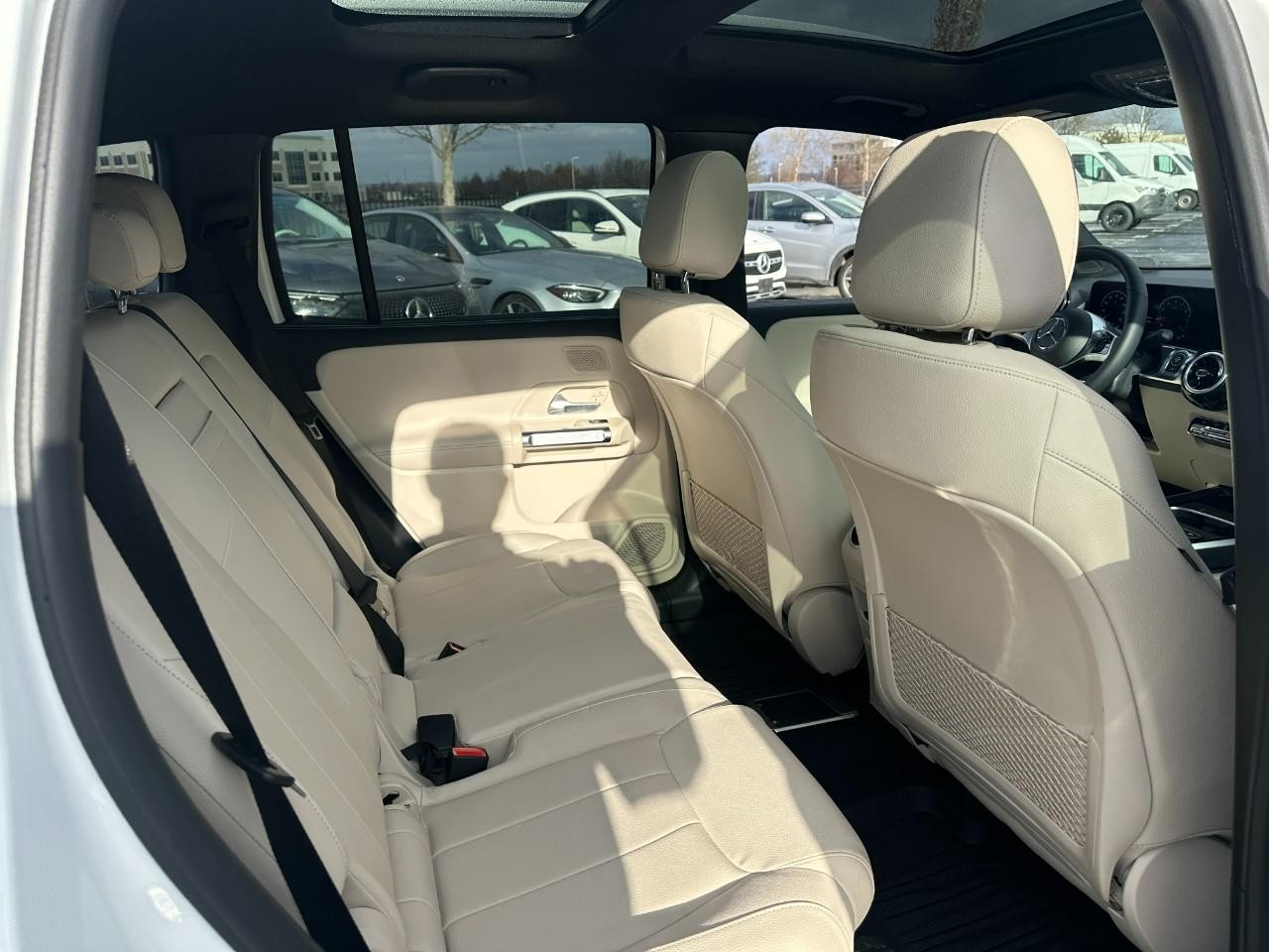 Mercedes-Benz GLB Vehicle Full-screen Gallery Image 10