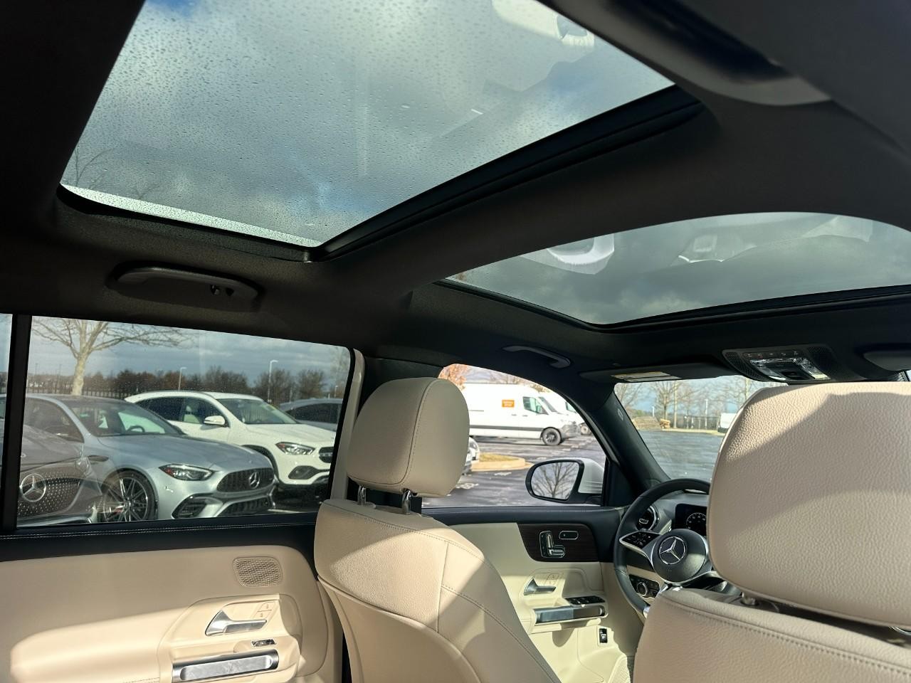 Mercedes-Benz GLB Vehicle Full-screen Gallery Image 11