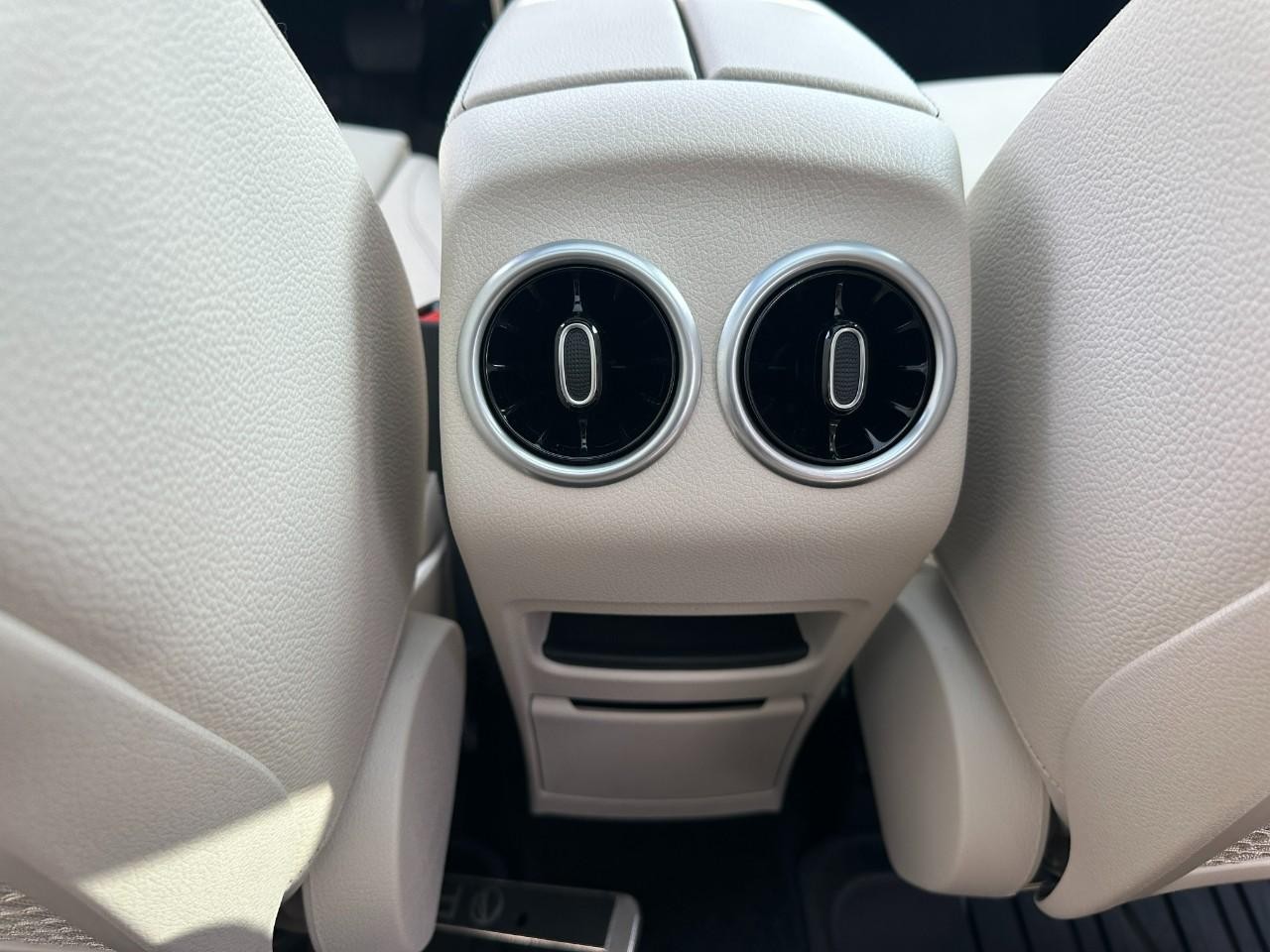 Mercedes-Benz GLB Vehicle Full-screen Gallery Image 12