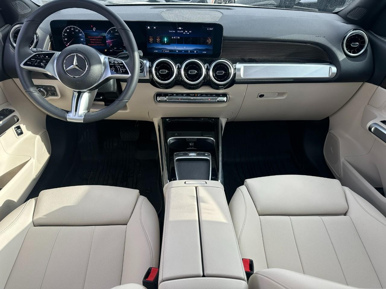 Mercedes-Benz GLB Vehicle Full-screen Gallery Image 13