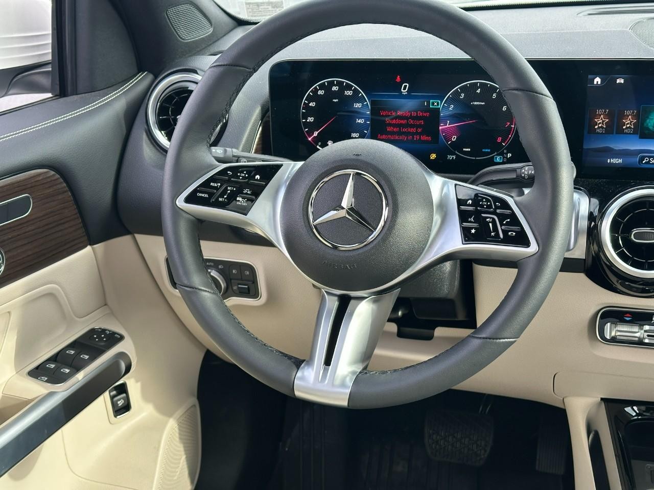 Mercedes-Benz GLB Vehicle Full-screen Gallery Image 14