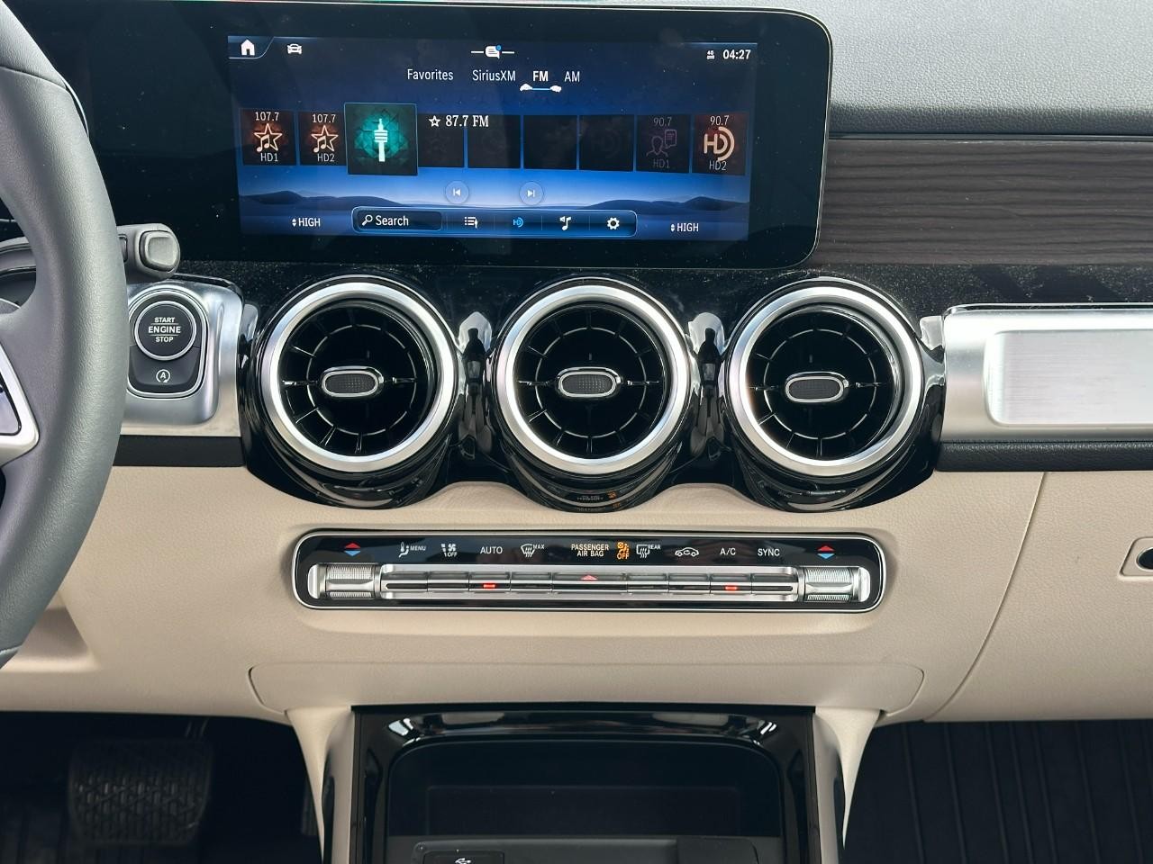 Mercedes-Benz GLB Vehicle Full-screen Gallery Image 15