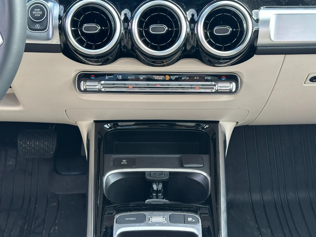 Mercedes-Benz GLB Vehicle Full-screen Gallery Image 16