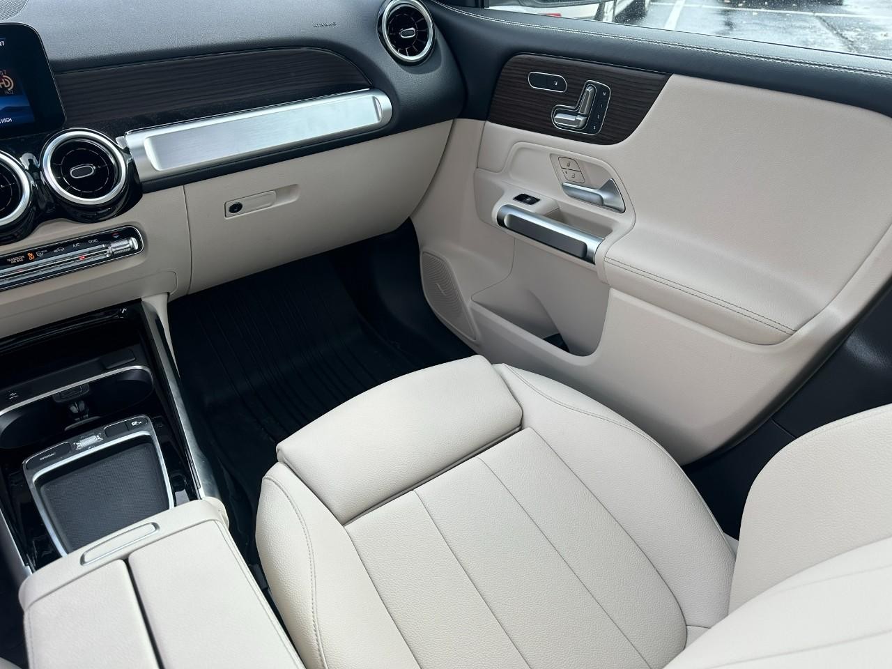 Mercedes-Benz GLB Vehicle Full-screen Gallery Image 17