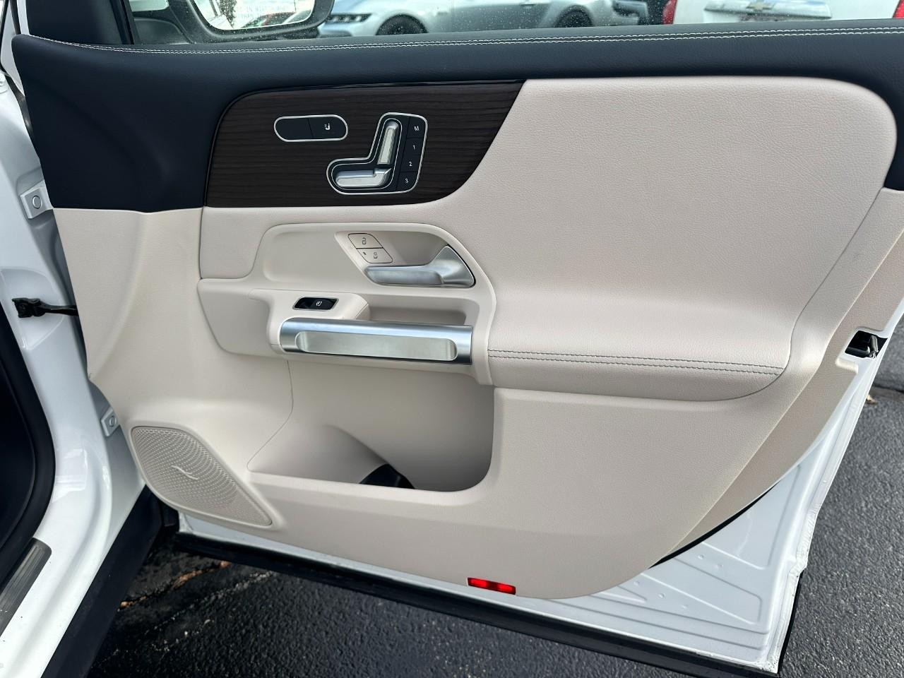 Mercedes-Benz GLB Vehicle Full-screen Gallery Image 19