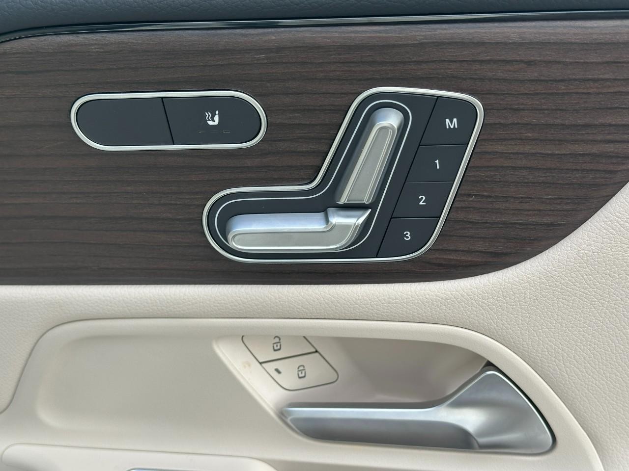 Mercedes-Benz GLB Vehicle Full-screen Gallery Image 20