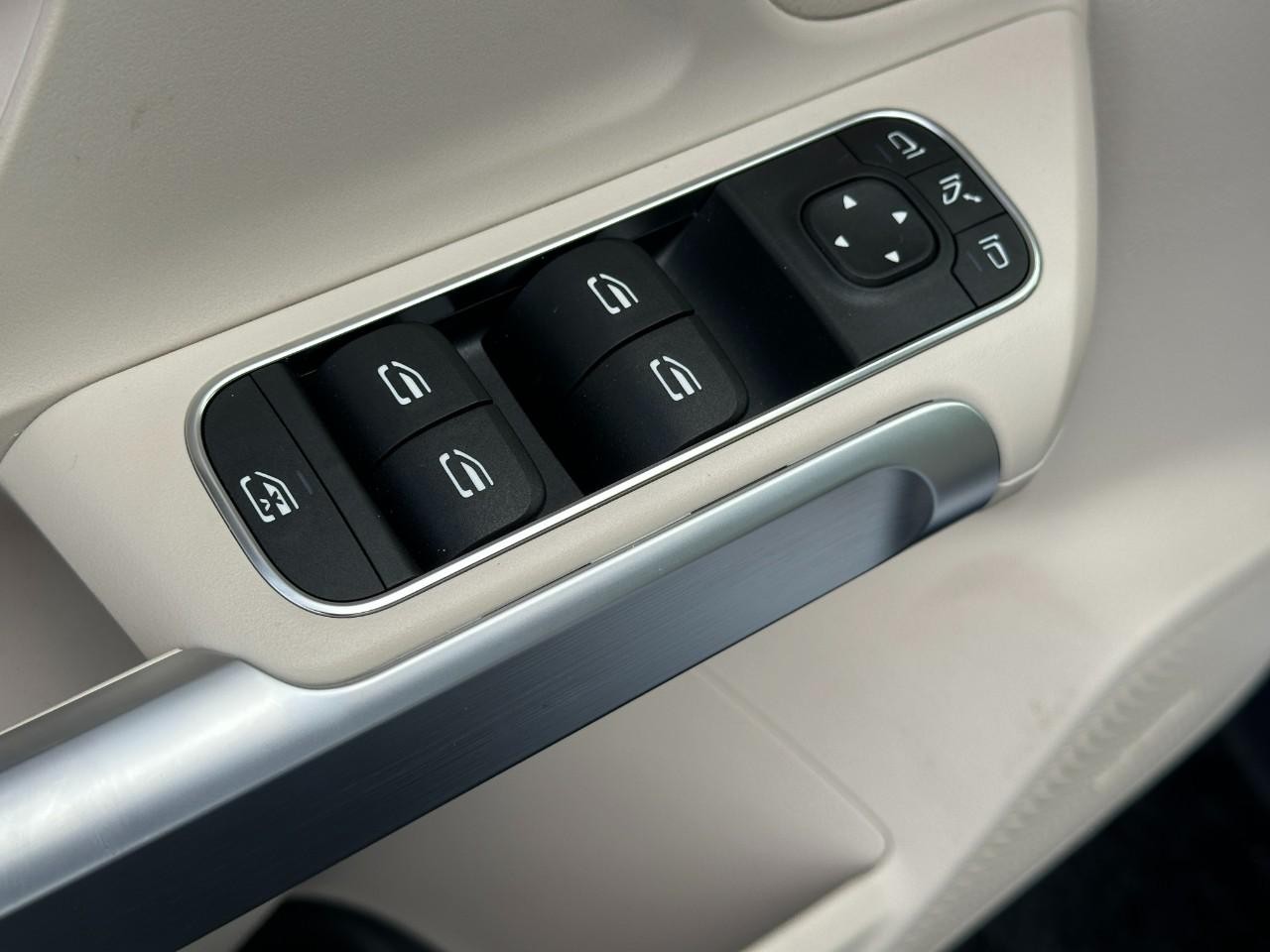 Mercedes-Benz GLB Vehicle Full-screen Gallery Image 21