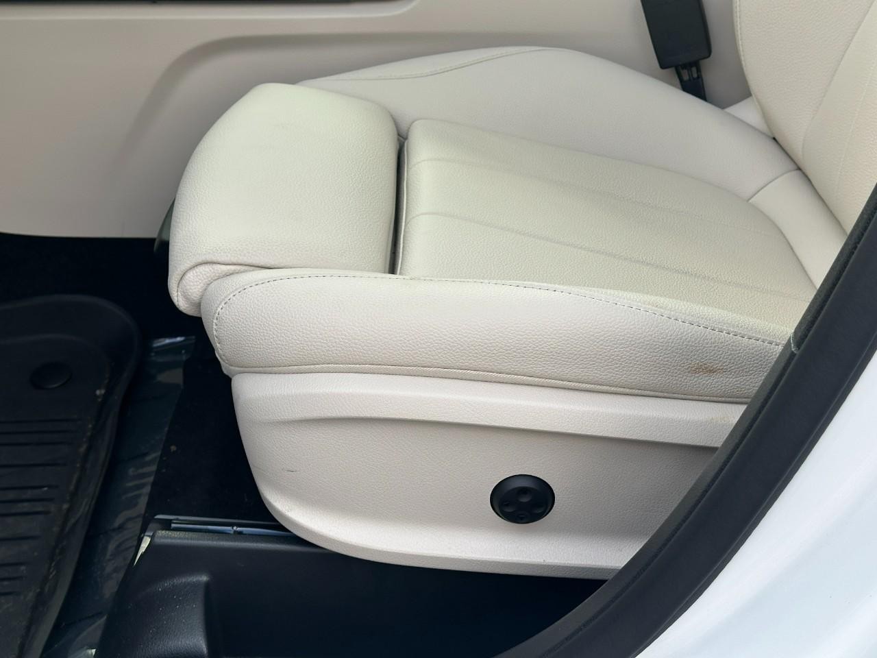 Mercedes-Benz GLB Vehicle Full-screen Gallery Image 23