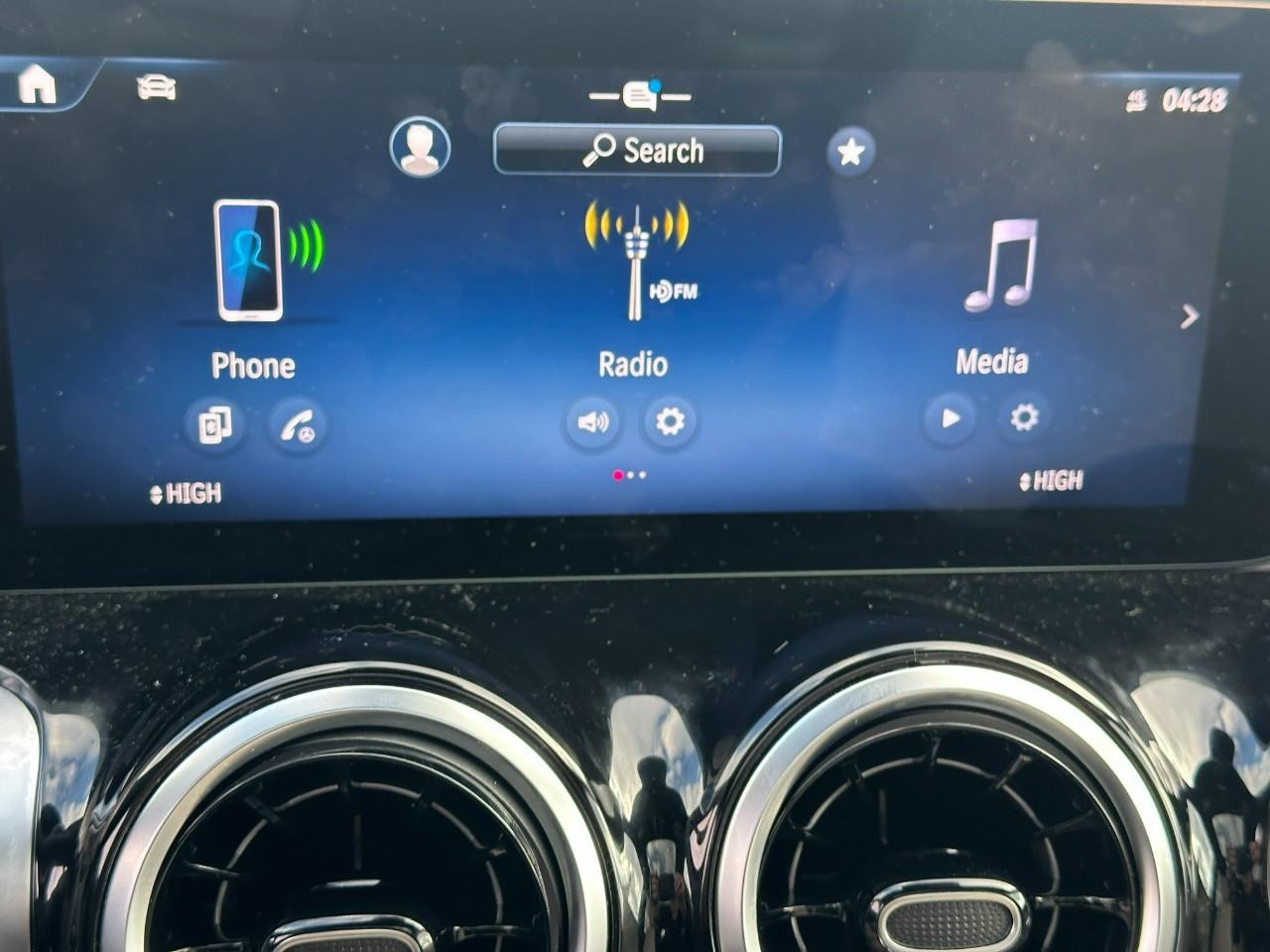 Mercedes-Benz GLB Vehicle Full-screen Gallery Image 29