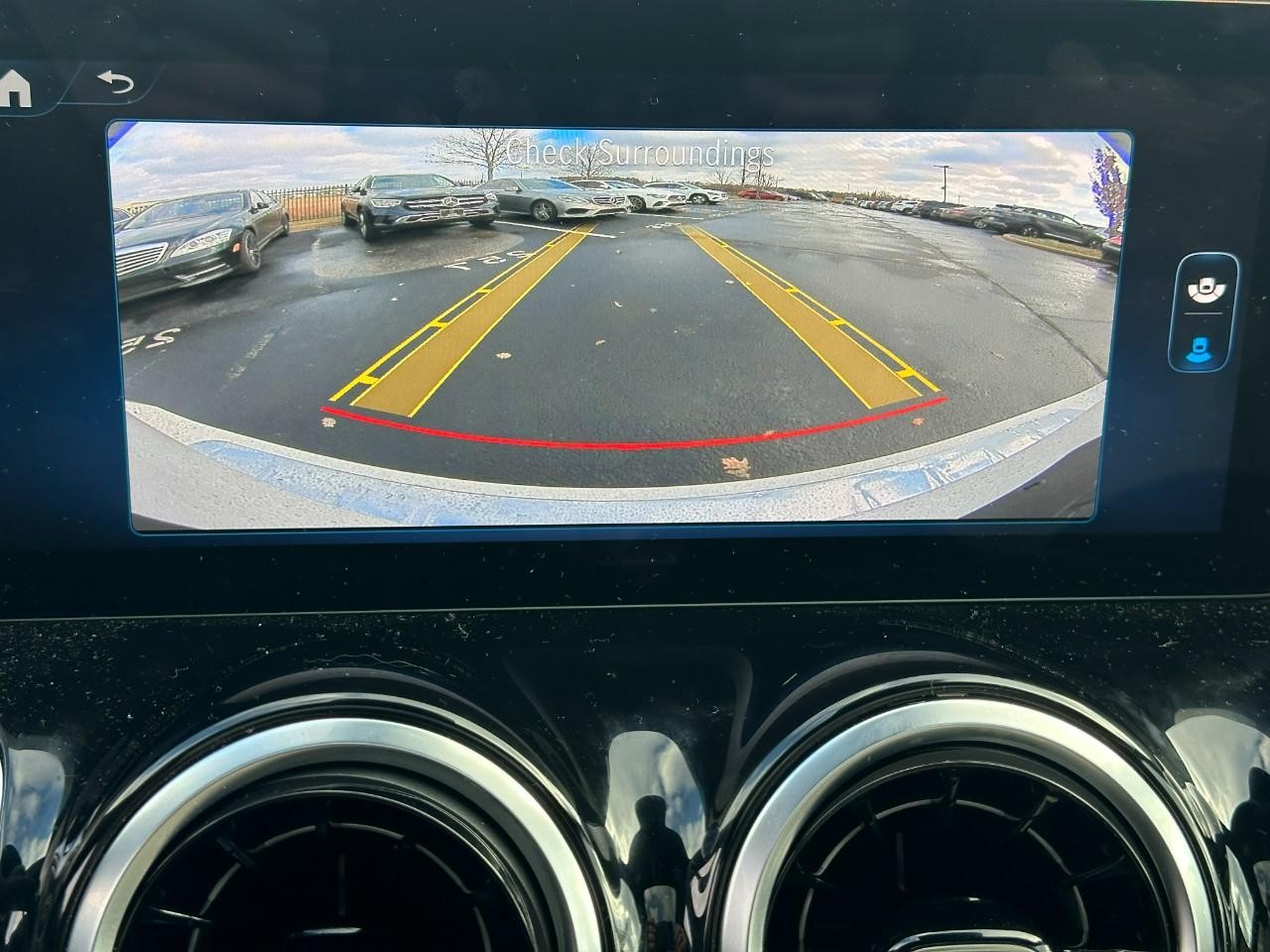 Mercedes-Benz GLB Vehicle Full-screen Gallery Image 30