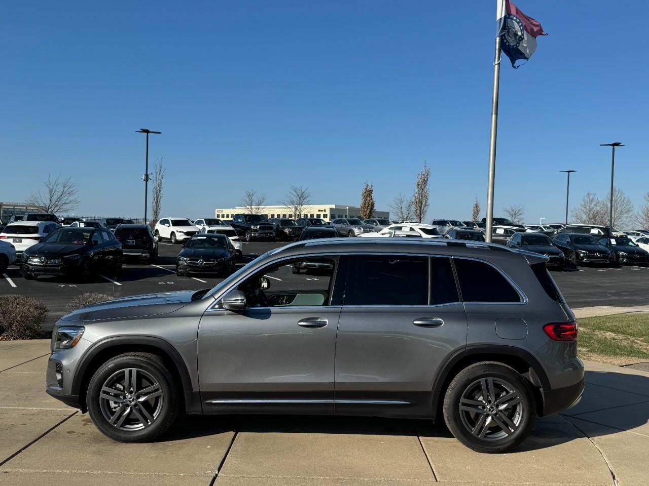 Mercedes-Benz GLB Vehicle Full-screen Gallery Image 2