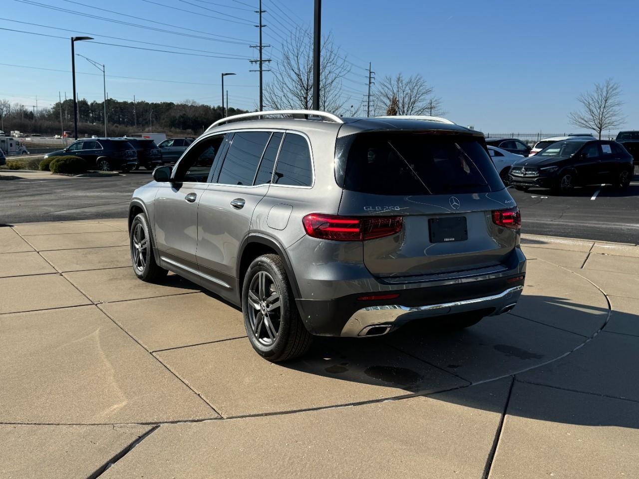 Mercedes-Benz GLB Vehicle Full-screen Gallery Image 3