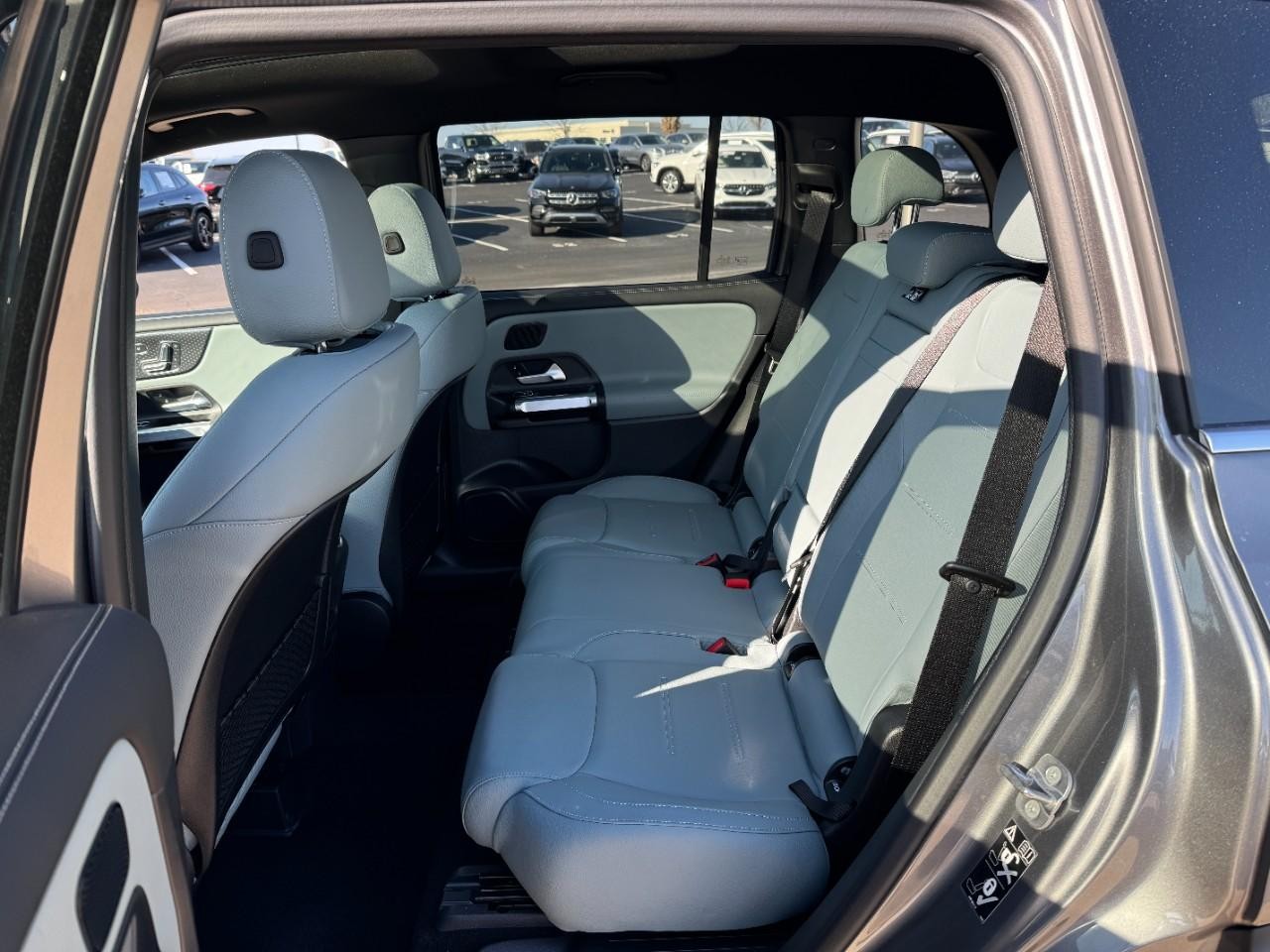 Mercedes-Benz GLB Vehicle Full-screen Gallery Image 8