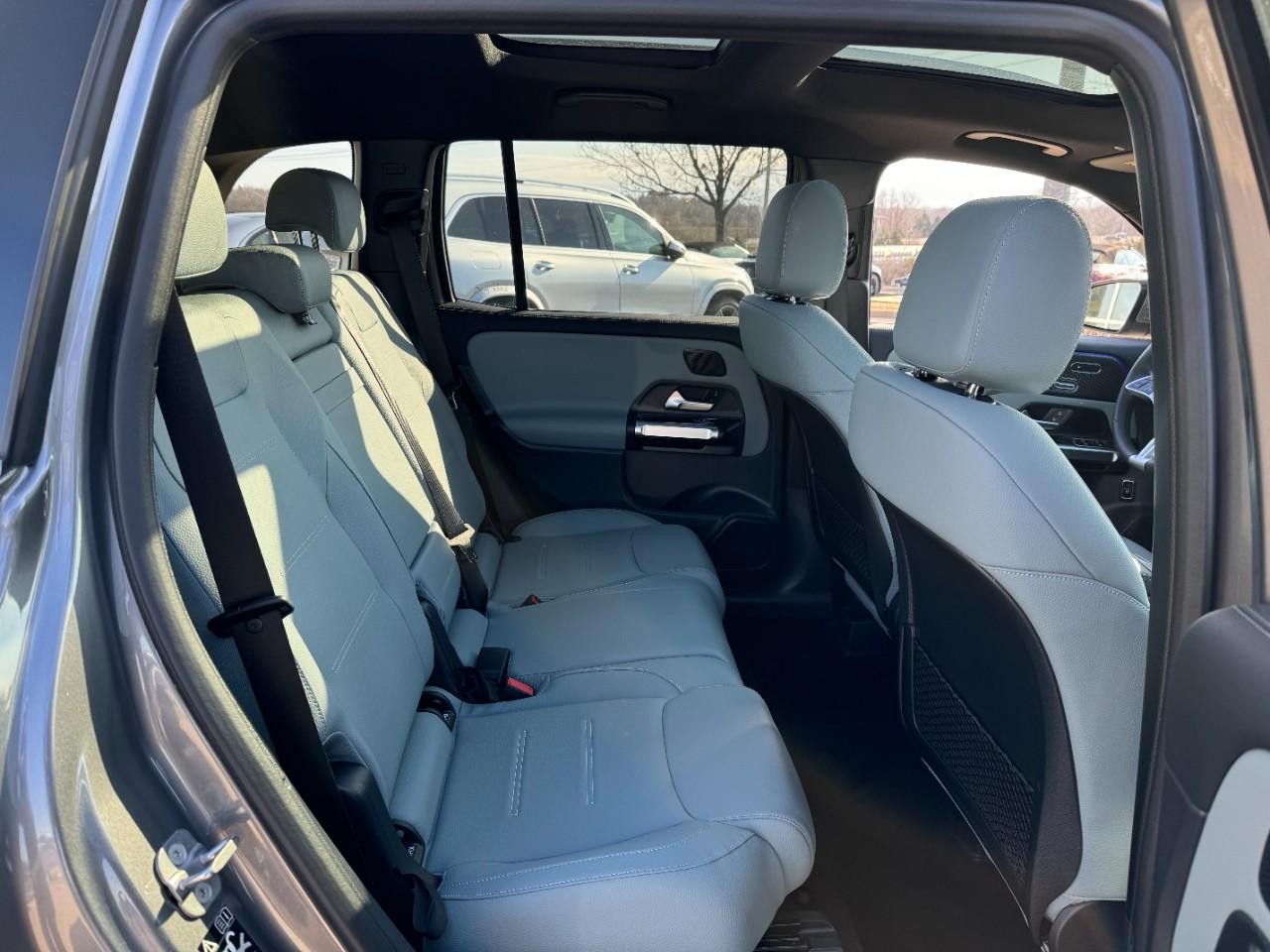 Mercedes-Benz GLB Vehicle Full-screen Gallery Image 10