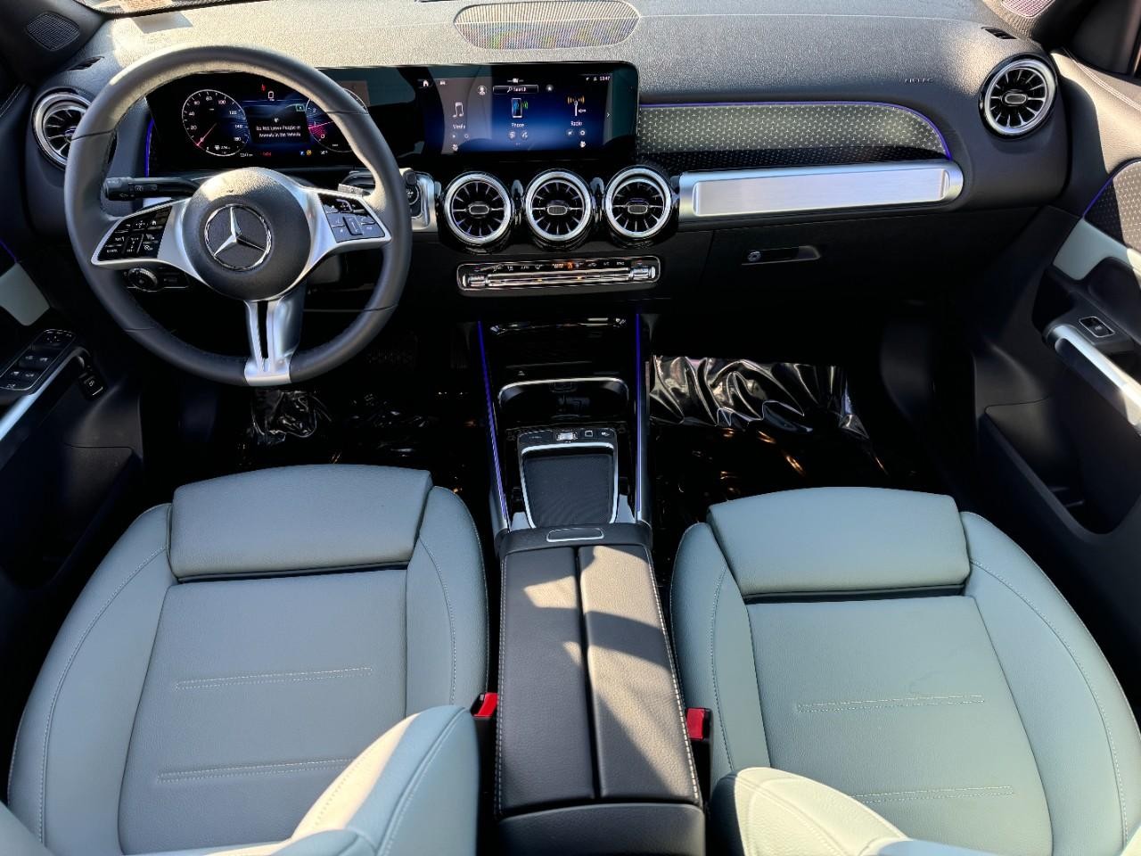 Mercedes-Benz GLB Vehicle Full-screen Gallery Image 12