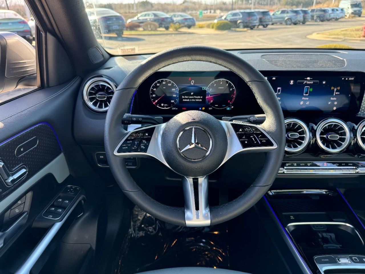 Mercedes-Benz GLB Vehicle Full-screen Gallery Image 13