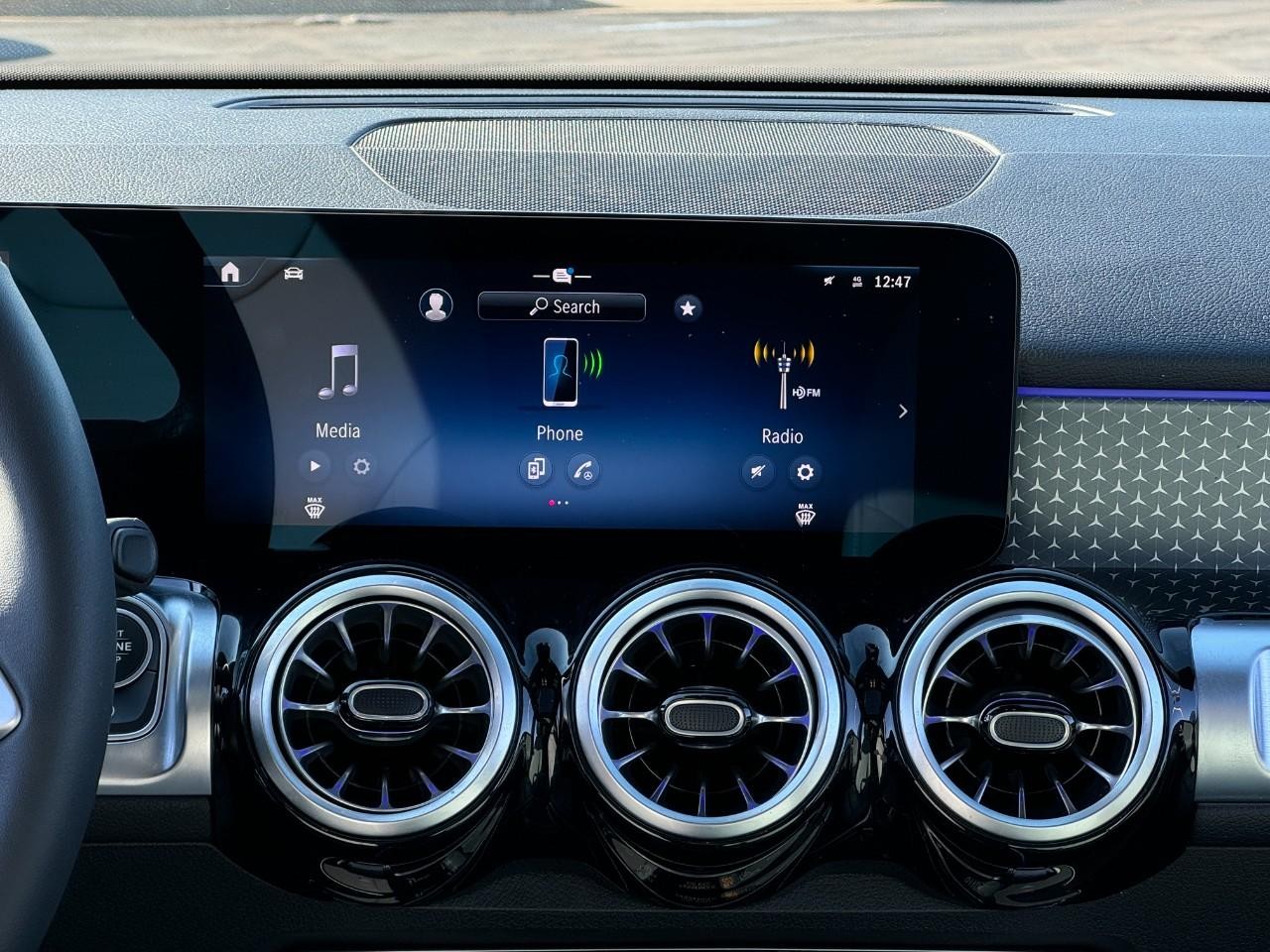 Mercedes-Benz GLB Vehicle Full-screen Gallery Image 14