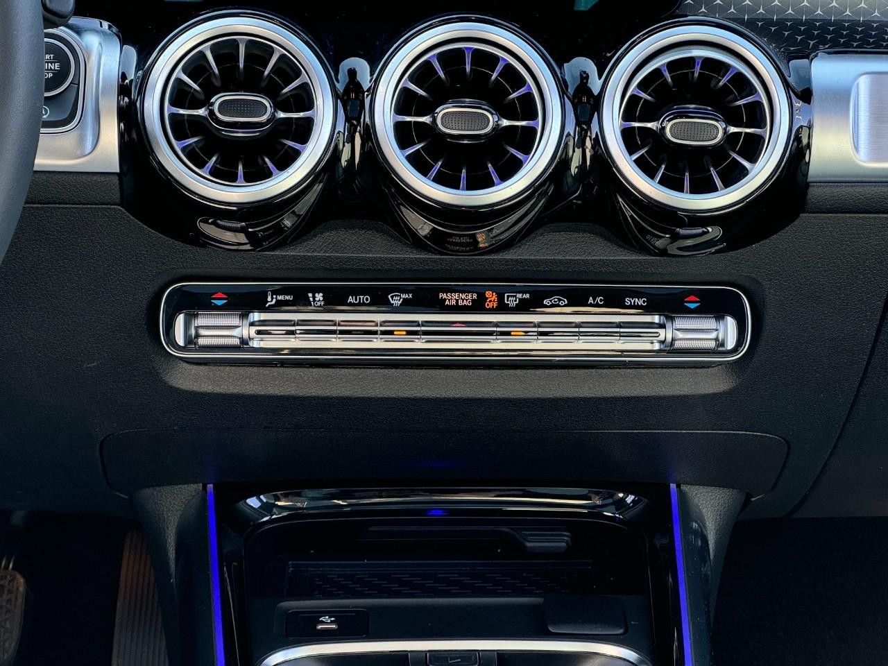 Mercedes-Benz GLB Vehicle Full-screen Gallery Image 15