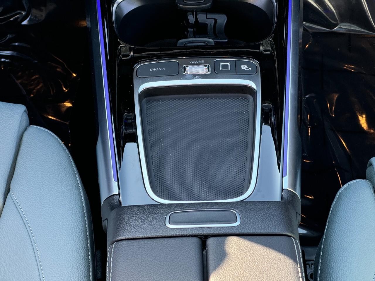 Mercedes-Benz GLB Vehicle Full-screen Gallery Image 16