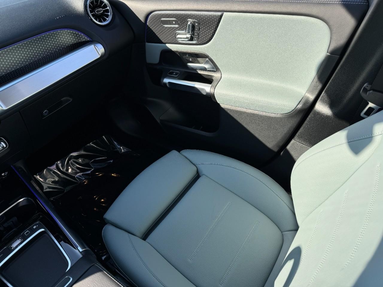 Mercedes-Benz GLB Vehicle Full-screen Gallery Image 17