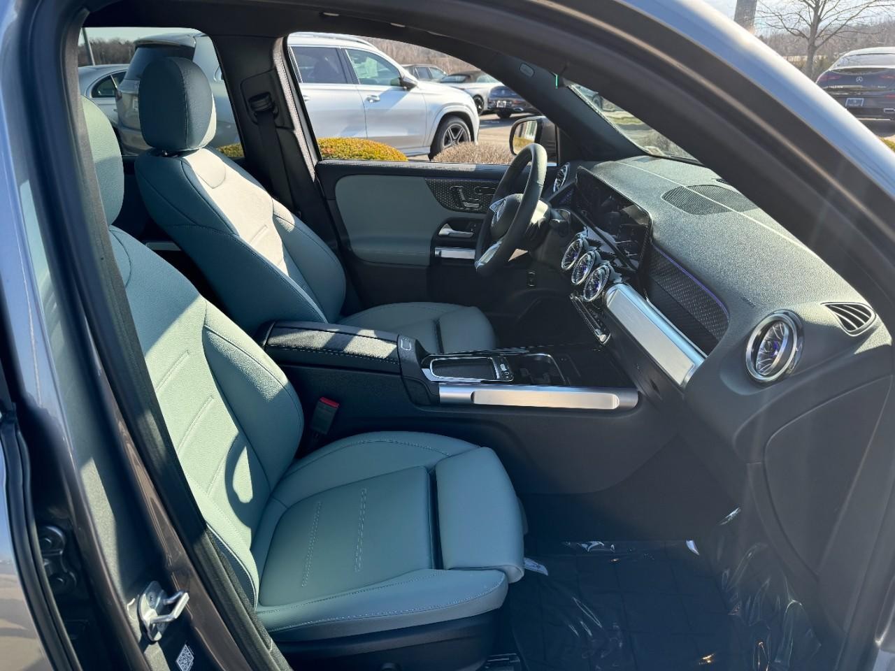 Mercedes-Benz GLB Vehicle Full-screen Gallery Image 18