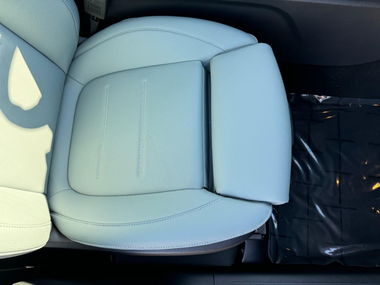 Mercedes-Benz GLB Vehicle Full-screen Gallery Image 19