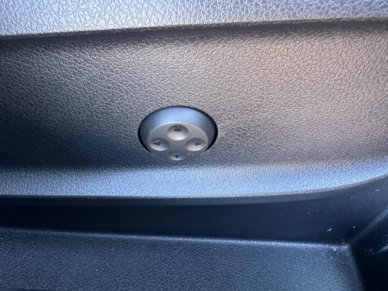 Mercedes-Benz GLB Vehicle Full-screen Gallery Image 20