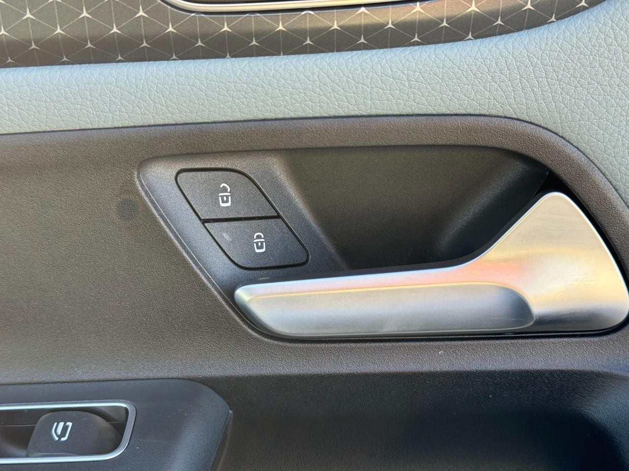 Mercedes-Benz GLB Vehicle Full-screen Gallery Image 22