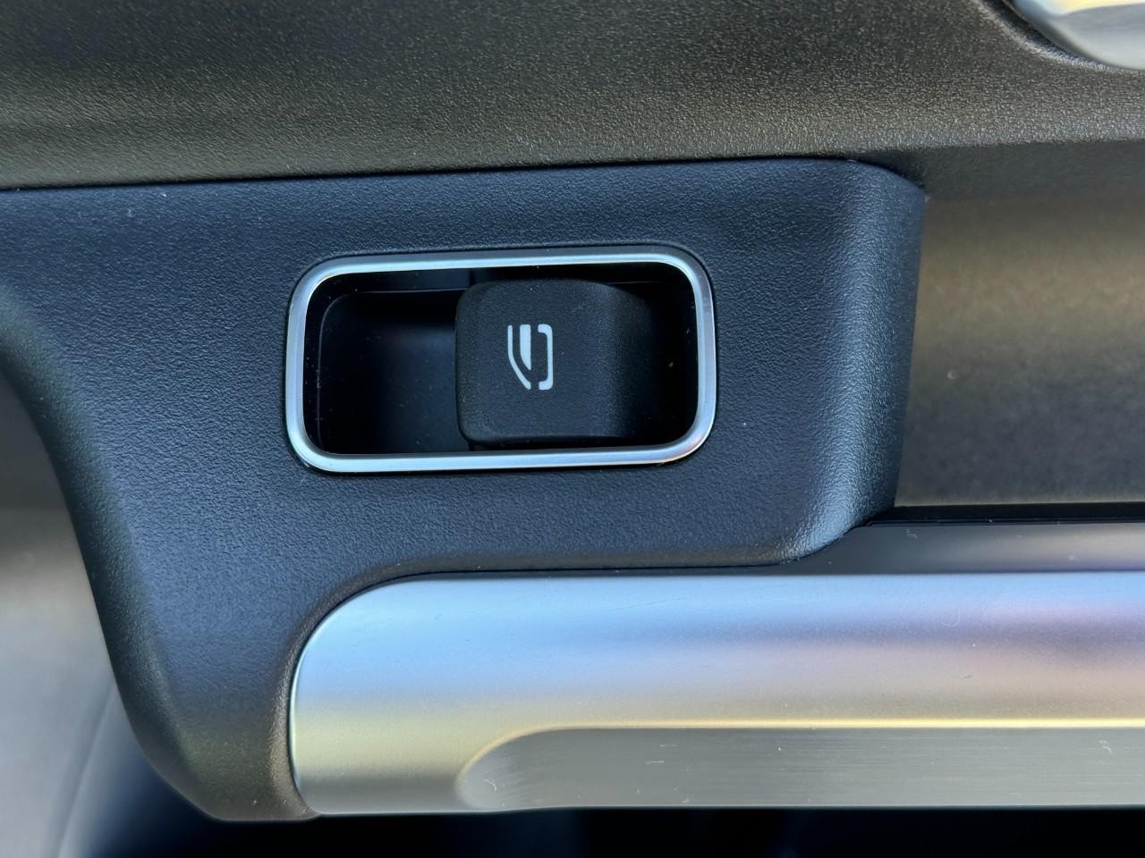 Mercedes-Benz GLB Vehicle Full-screen Gallery Image 23