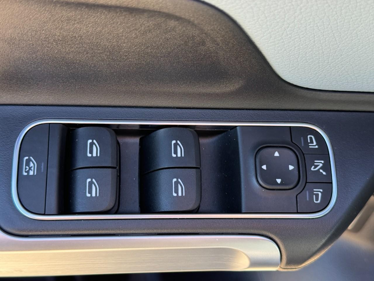 Mercedes-Benz GLB Vehicle Full-screen Gallery Image 26